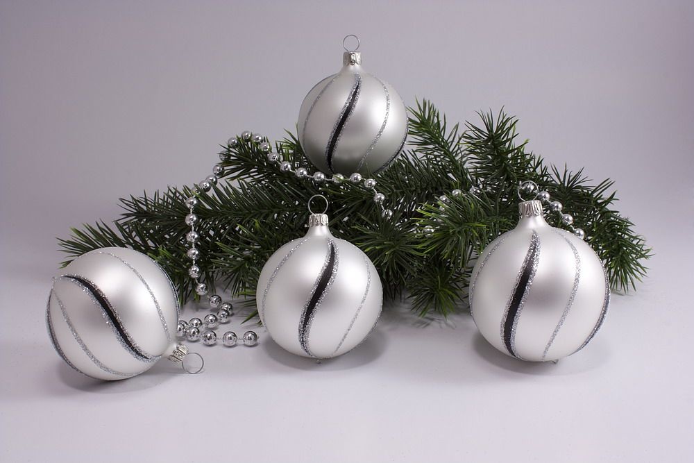 Weihnachtskugeln weiß matt schwarz für Christbaumschmuck