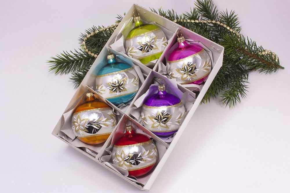6 Weihnachtskugeln 6cm silbern mit Farbring für