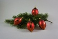 Christbaumschmuck Rot matt mit geschwungenem Streifen gold