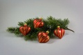 Christbaumschmuck Rot matt mit geschwungenem Streifen gold
