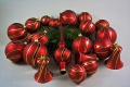 Christbaumschmuck Rot matt geschwungener Streifen gold