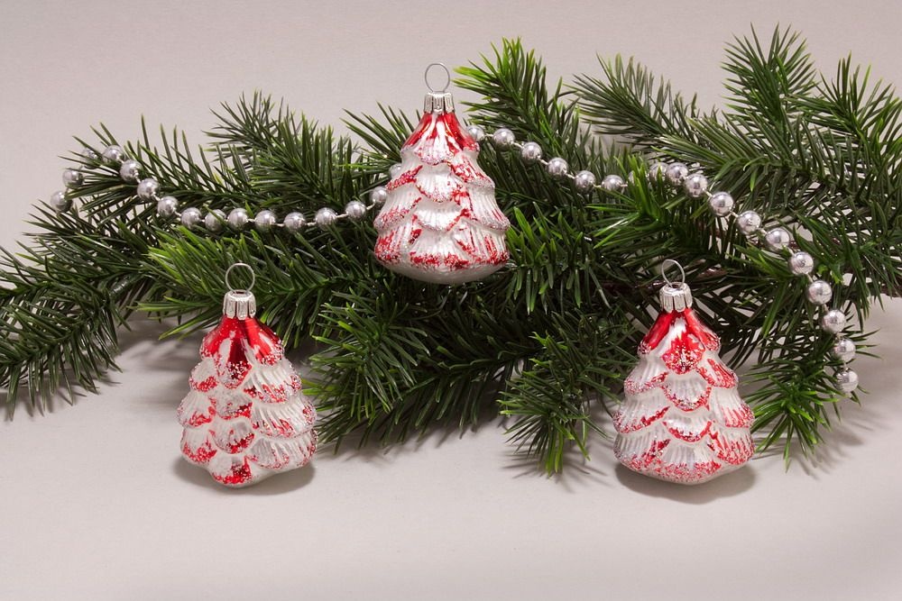 3 Tannenbäumchen Weiß matt rot - Onlineshop für Christbaumschmuck und ...