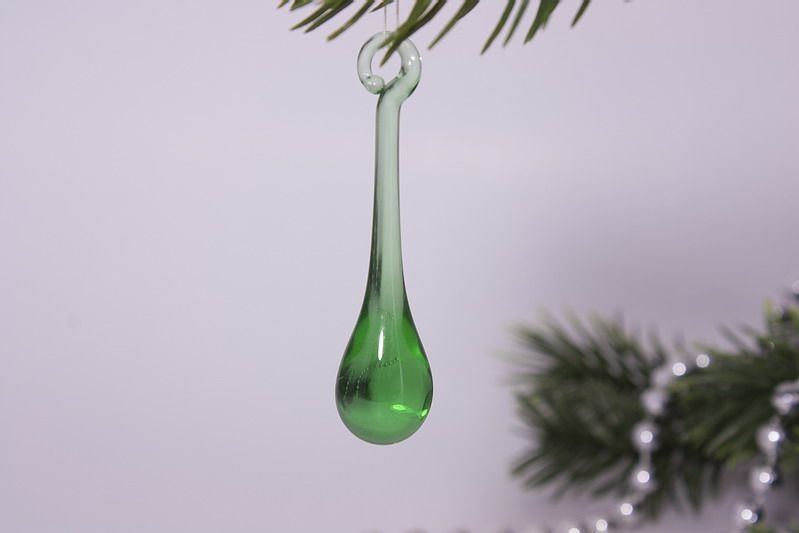 Glastropfen ca. 7cm x 1,5cm mit Öse in grün