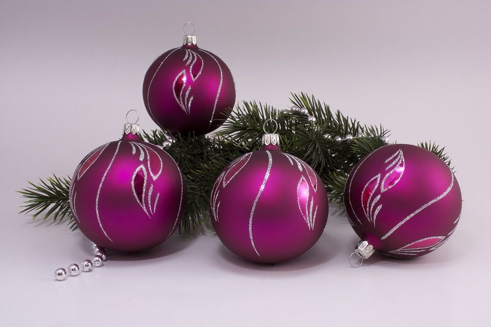 4 Weihnachtskugeln 8cm Magenta matt kleine Feder