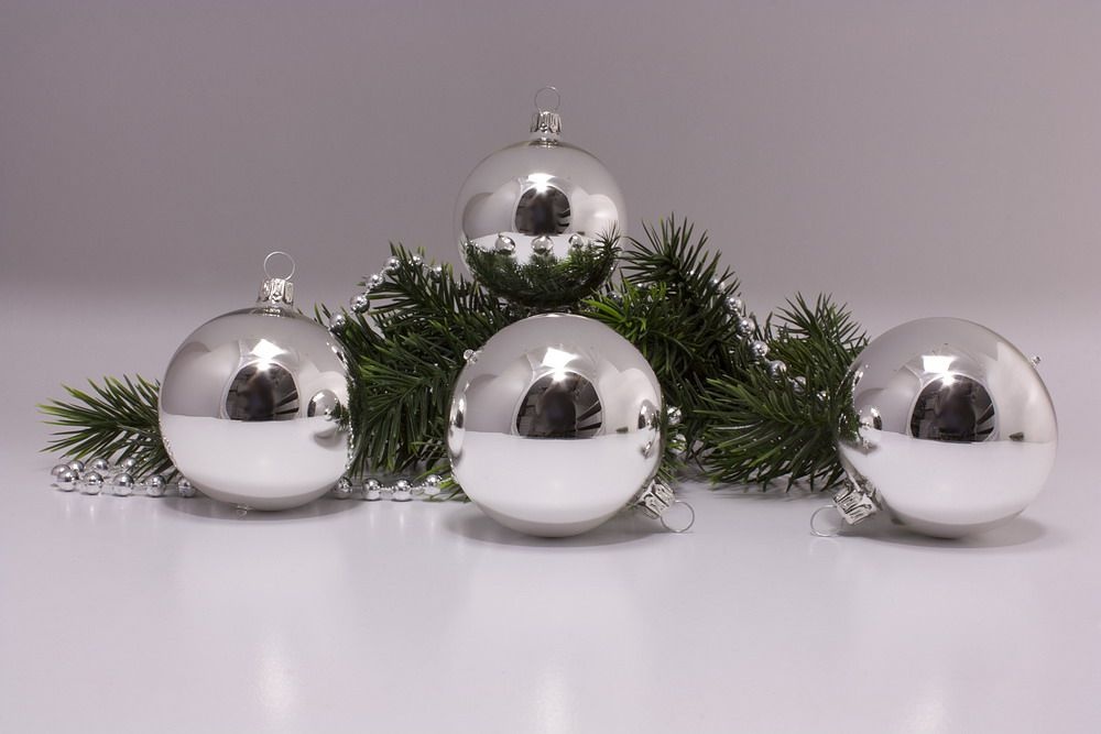 4 Weihnachtskugeln 8cm in silber Glanz uni