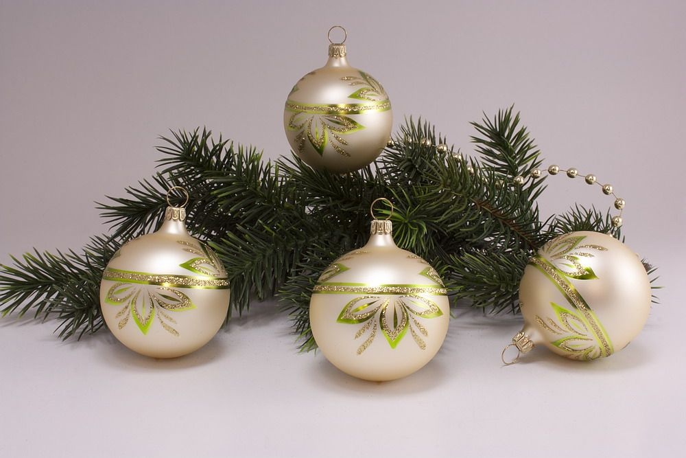 4 große Kugeln 10cm Champagner matt halbe Blume grün 4 große Kugeln 10cm Champagner matt halbe Blume grün