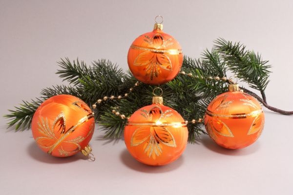 4 große Weihnachtskugeln 10cm  Eisorange halbes Blatt