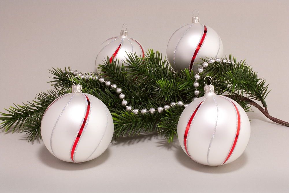 Saisonales & Feste 4er Christbaumschmuck Set 10cm Kugeln Weiß