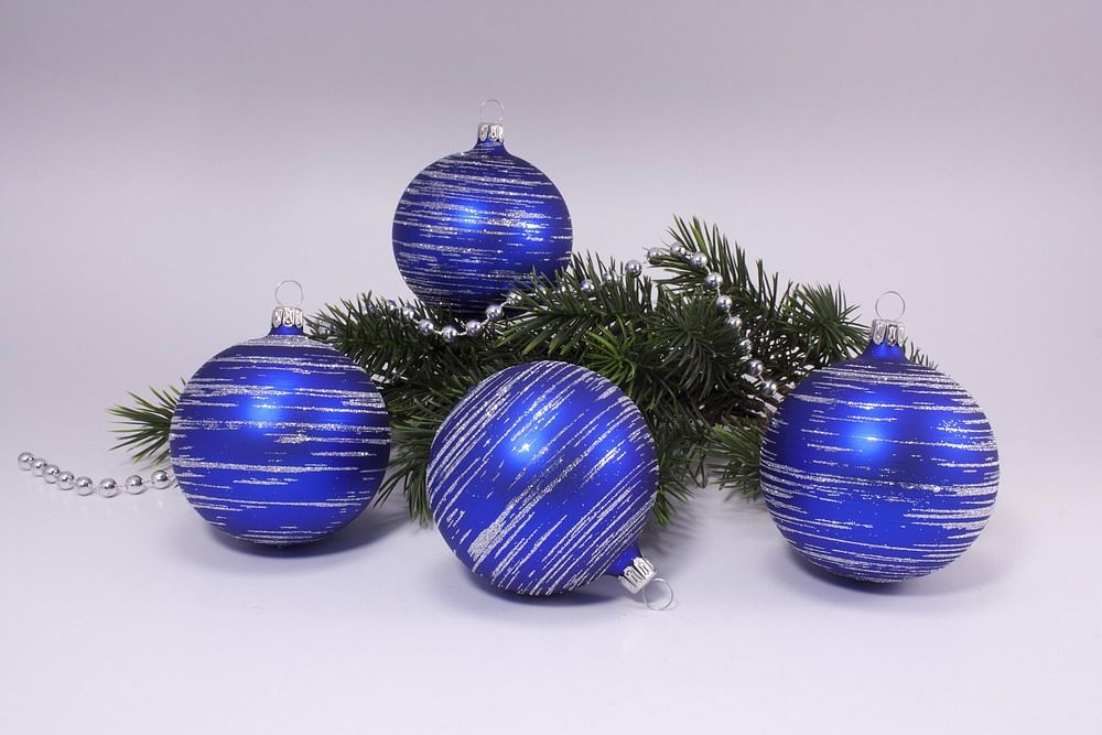 4 große Weihnachtskugeln 10cm blau matt silber geringelt