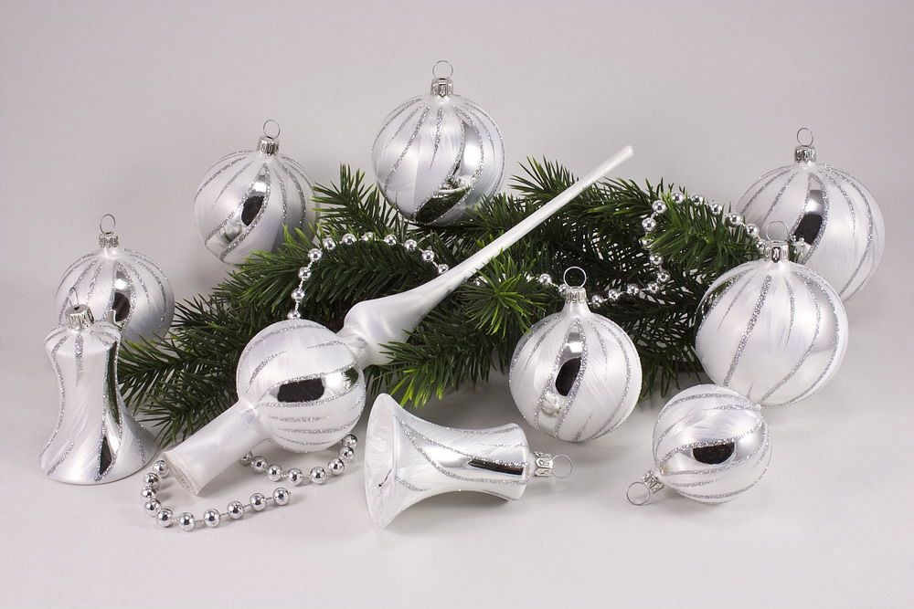 21tlg Im Set Eisweiss Mit Silber Geschwungenem Streifen Onlineshop Fur Christbaumschmuck Und Weihnachtskugeln Aus Glas