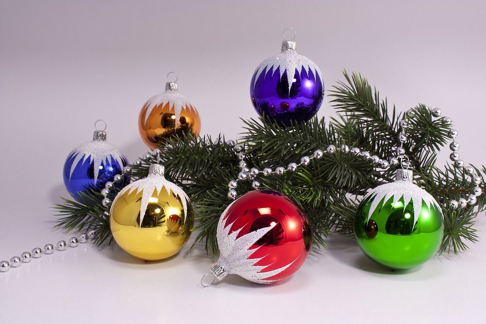 6 bunte Weihnachtskugeln mit Schneedach 8cm für