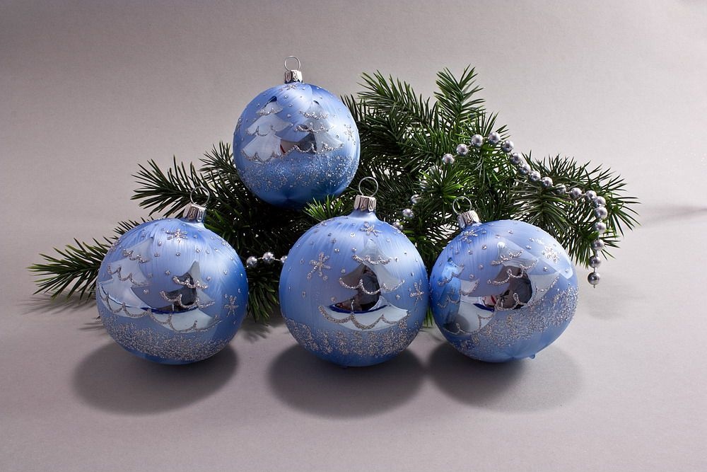 Coole blau-weiße deko-weihnachtskugeln mit glitzer- und silberelementen