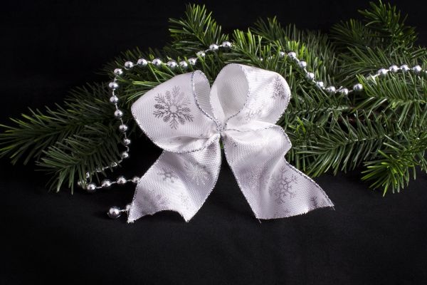 weihnachtsschleife wei 223 mit silberner schneeflocke weihnachtsschleife wei 223 mit silberner schneeflocke