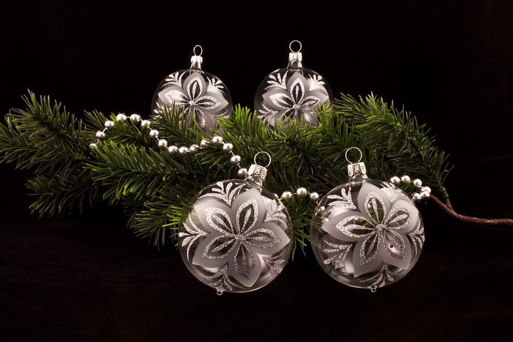 Weihnachtsbaumschmuck aus Glas klar mit silberner Christrose - Webshop 