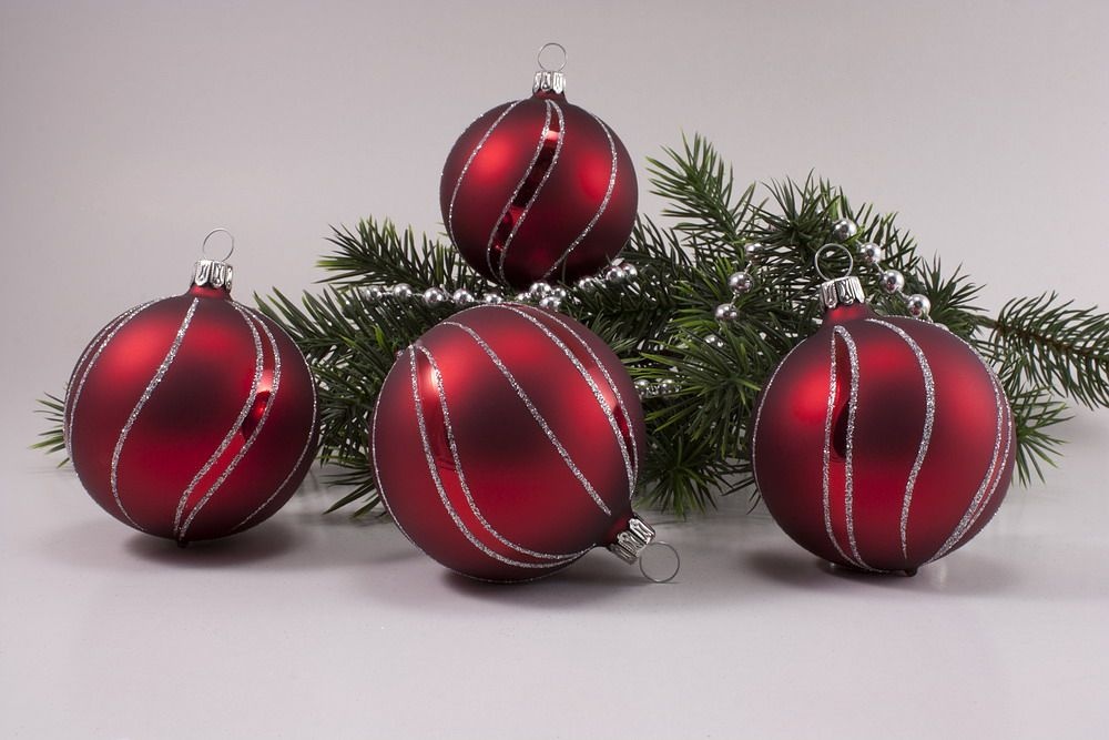 Weihnachtsrot matt und glänzend 36 teiliges Christbaumkugel Set Lauscha in Rot 