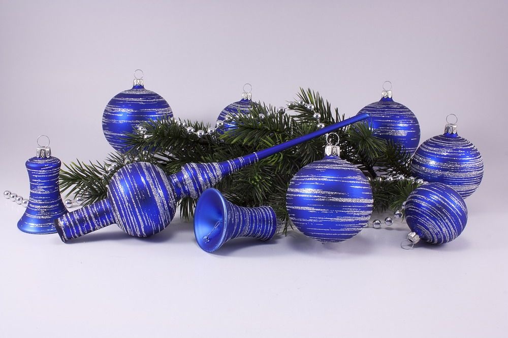 Coole blau-weiße deko-weihnachtskugeln mit glitzer- und