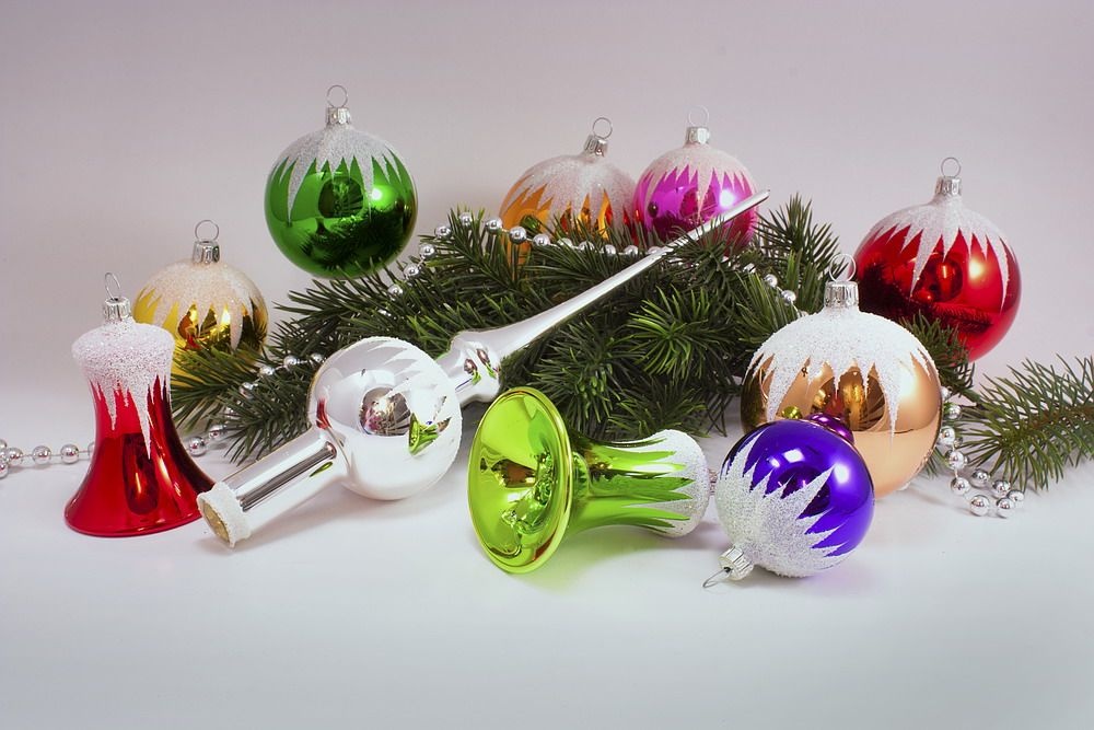 21 teiliges Set bunt mit Schneedach für Christbaumschmuck und