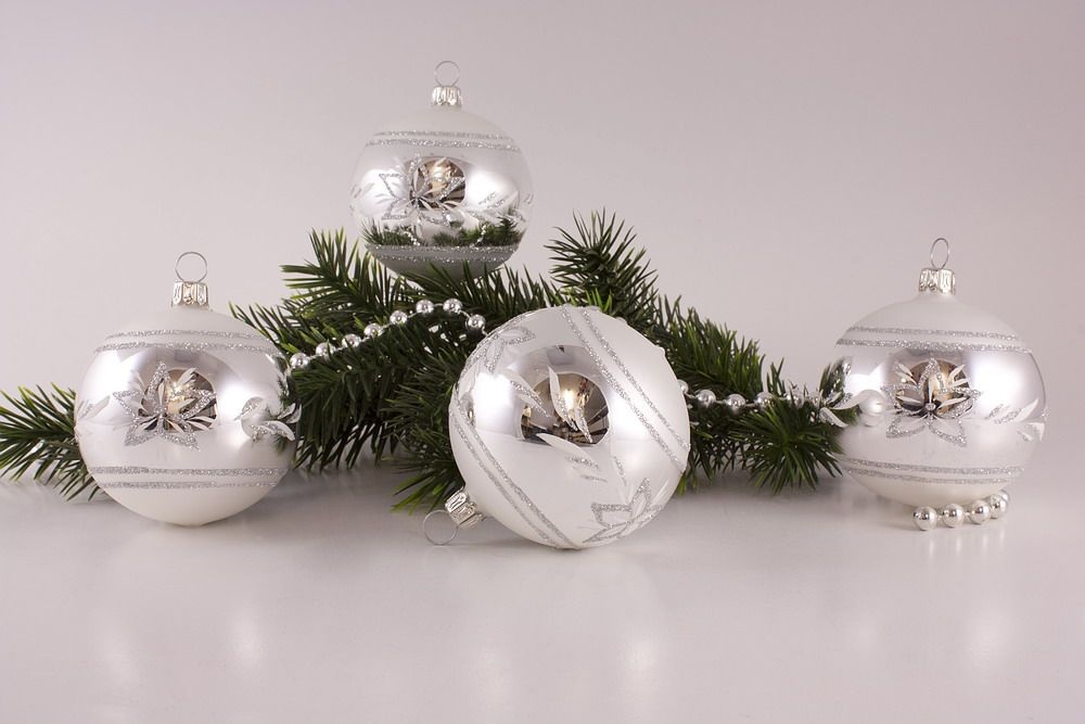4 Kugeln 8cm Silber Glanz matt umrandet