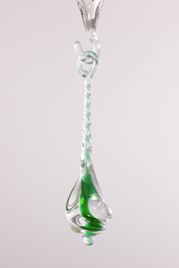 Glastropfen ca. 8 cm x 2 cm gedreht mit Farbkern grün