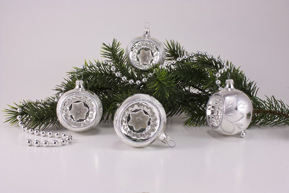 4 Reflexkugeln Ø 6cm Silber Glanz Christrose