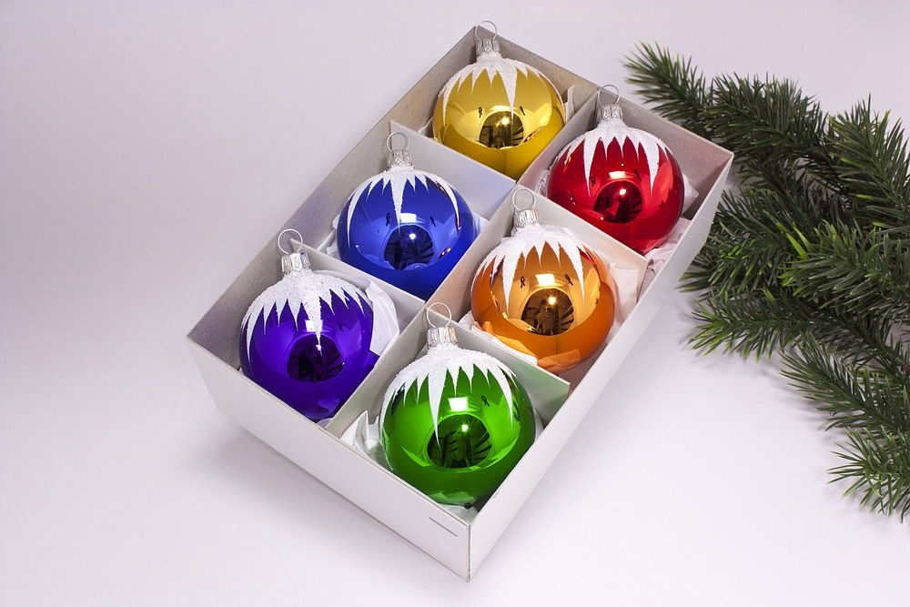6 bunte Weihnachtskugeln mit Schneedach 8cm für