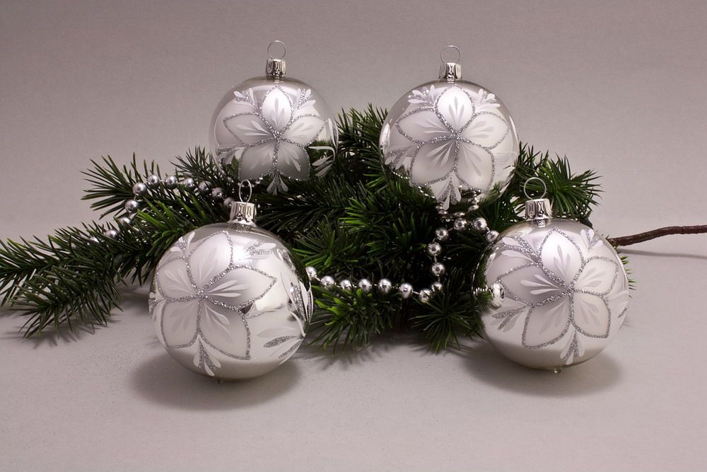 4 große Weihnachtskugeln 10cm Silber Glanz mit Christrose