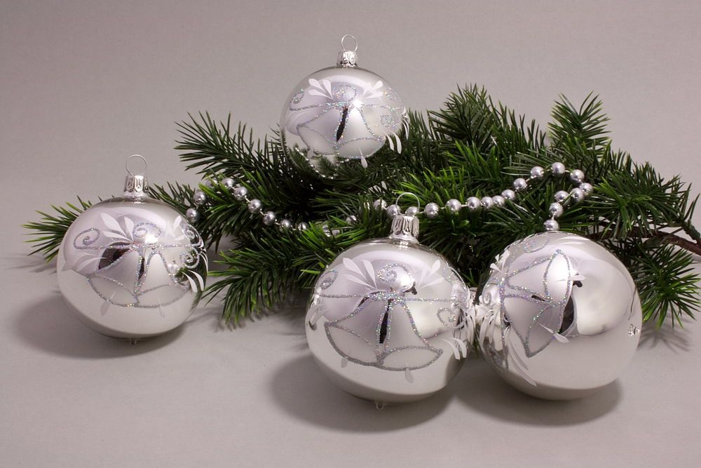 4 Kugeln 8cm Silber Glanz mit Glöckchen und Iris-Glitter